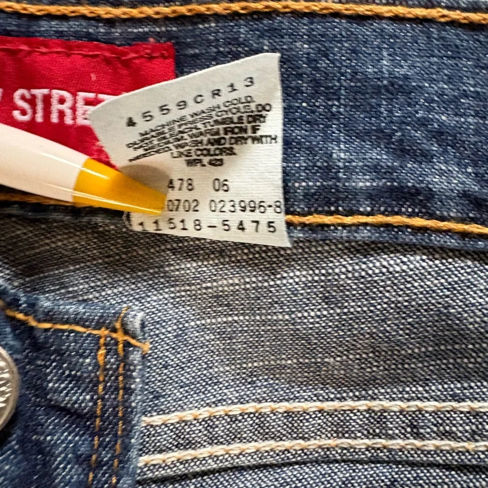 Vintage Y2K Levi's 518 Women's Boot Cut Flared Jeans in Medium Blue Wash - Picture 4 of 12